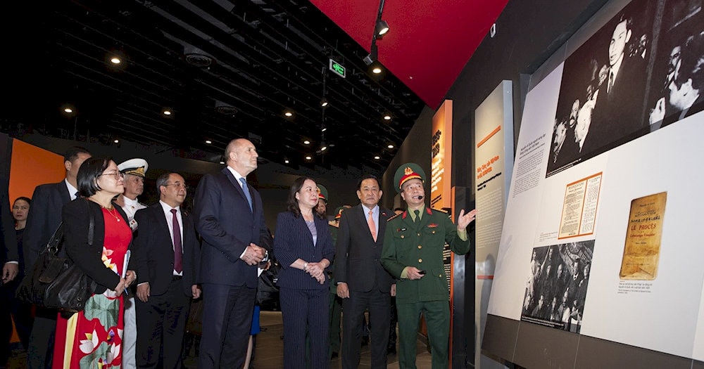 Bulgarian President and visitors explore the Vietnam Military History Museum